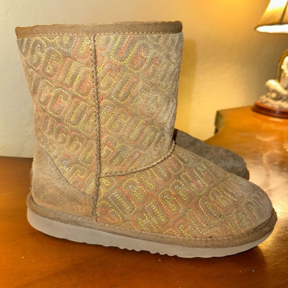 🥰UGG Kids' Classic II Graphic Stitch‎ Boots: Chestnut Brown Youth 3